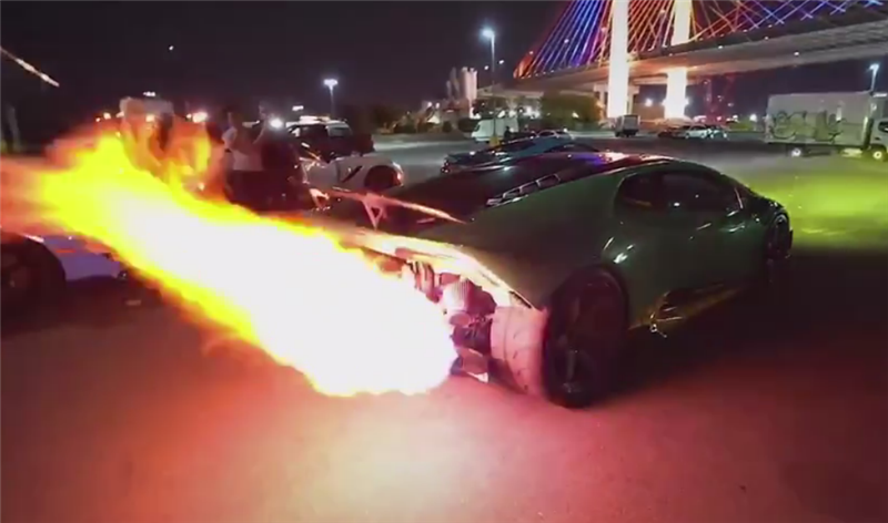 一批超跑表演"喷火秀",不乏兰博基尼,迈凯伦,车价都超百万