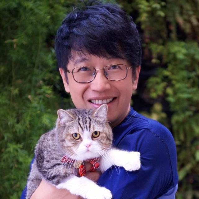 据报道,她和知名音乐人李正帆谈过恋爱.