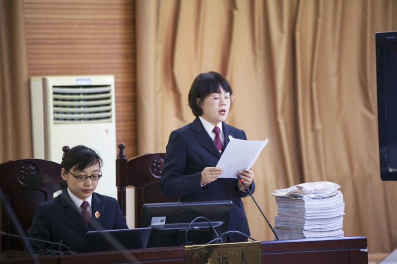 　公诉人宣读起诉书 