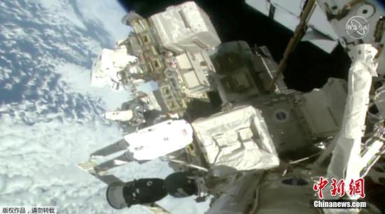 资料图：当地时间2019年3月29日，美国宇航员尼克·黑格和克里斯蒂娜·库克进行太空行走，更换国际空间站外挂蓄电池。