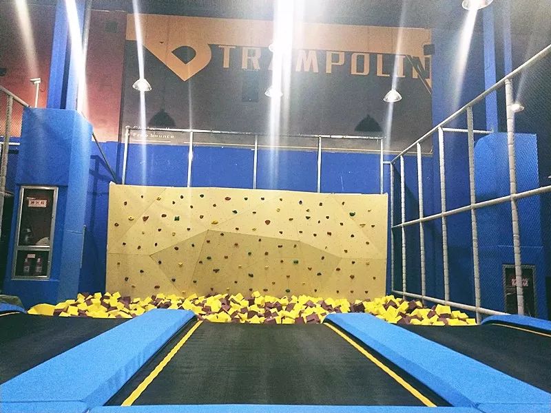 探老年人才蹦迪wuli年轻人早改蹦床了银川网红蹦床免费玩啦