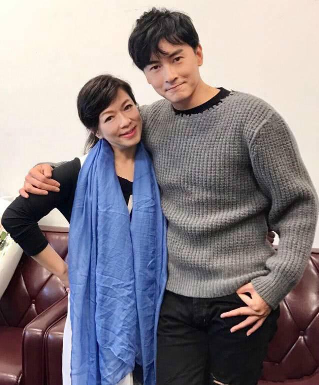 她唱《最浪漫的事》成名,离婚11年未再婚,如今52岁元气满满