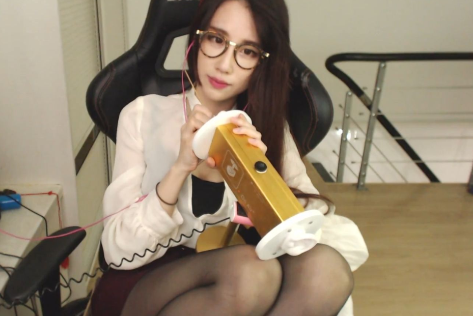 虎牙搞事情?天命杯请两个大长腿女解说,网友直呼顶不住!