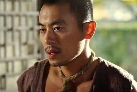 2008年,朱亚文在《闯关东》这部年代历史大剧中饰演朱朱传武一角,那时