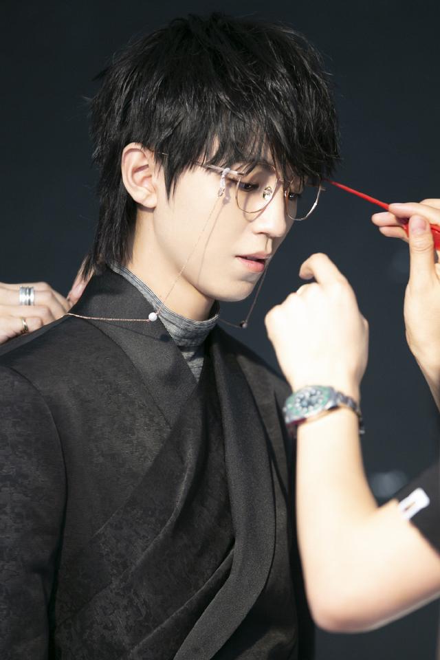 中餐厅:厨系少年王俊凯中分发型,初恋背带裤,满满的艺术气息