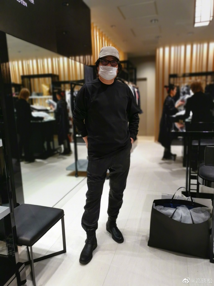 高晓松学鲜肉带帽子口罩出街笑侃镜中依旧矮大紧