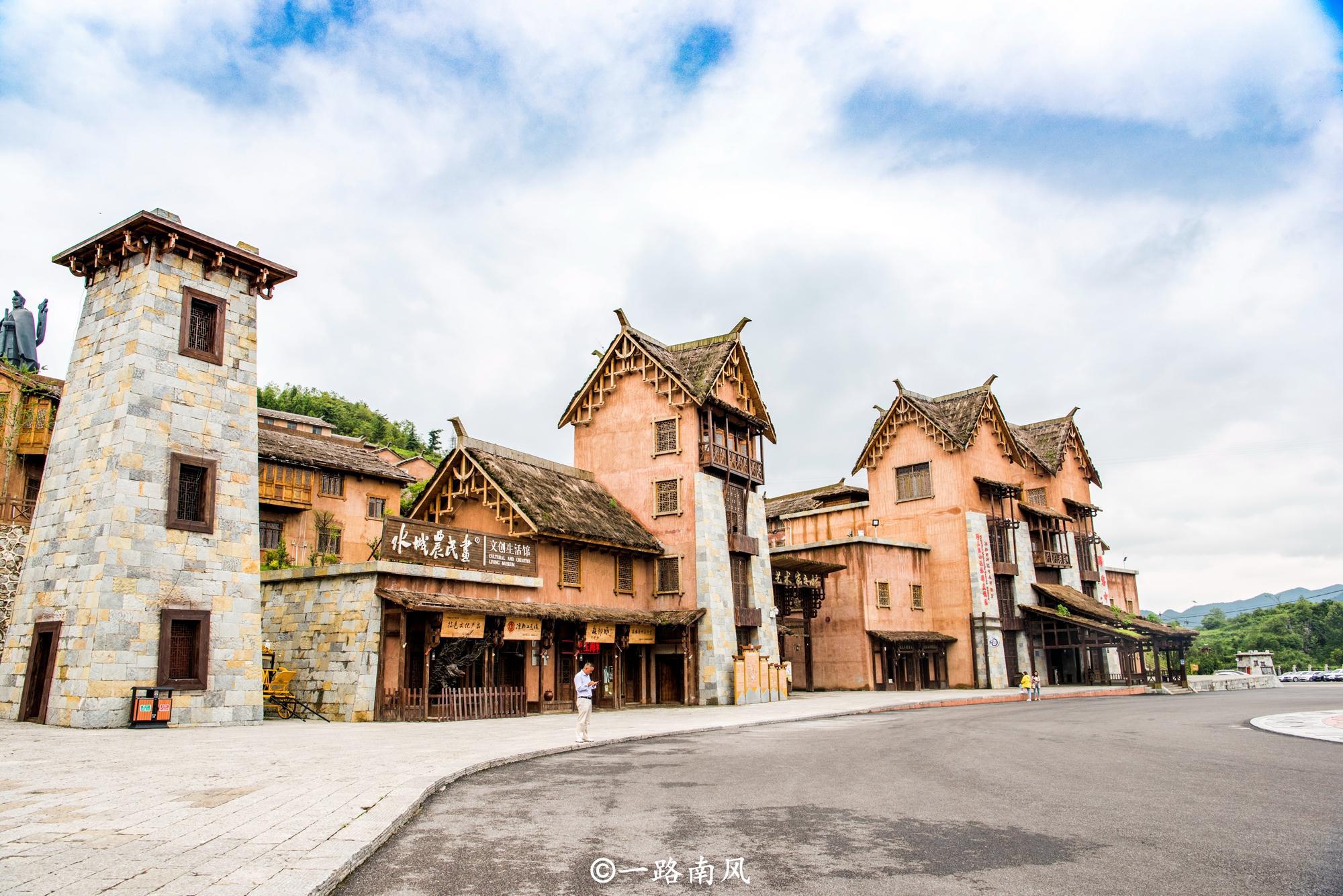 海坪彝族文化小镇是我们较为喜欢的景中景之一,它包括千户彝寨,土司