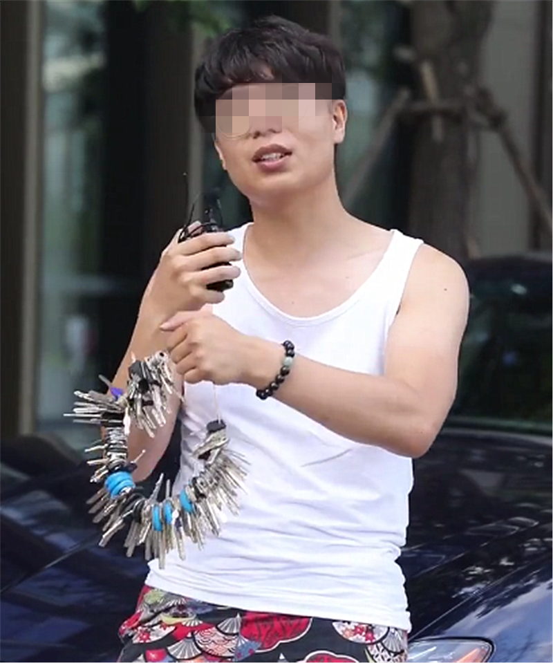 街拍280万玛莎拉蒂,车主是富二代,穿搭不过百,名下却有一栋楼