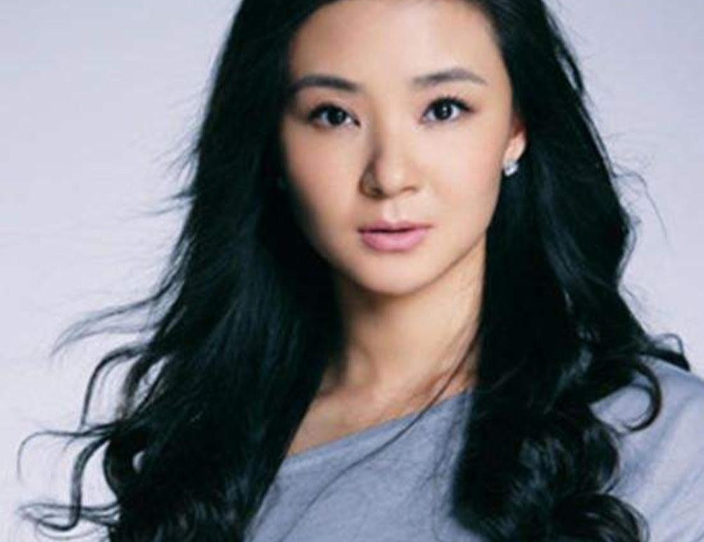 不知道,张国强的前妻看到他现在的样子,会不会已经悔得肠子都青了呢?