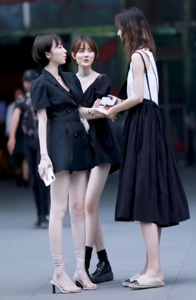 三人行比腿长,高跟鞋砖头鞋都不敌她2cm无跟鞋,踩就对了