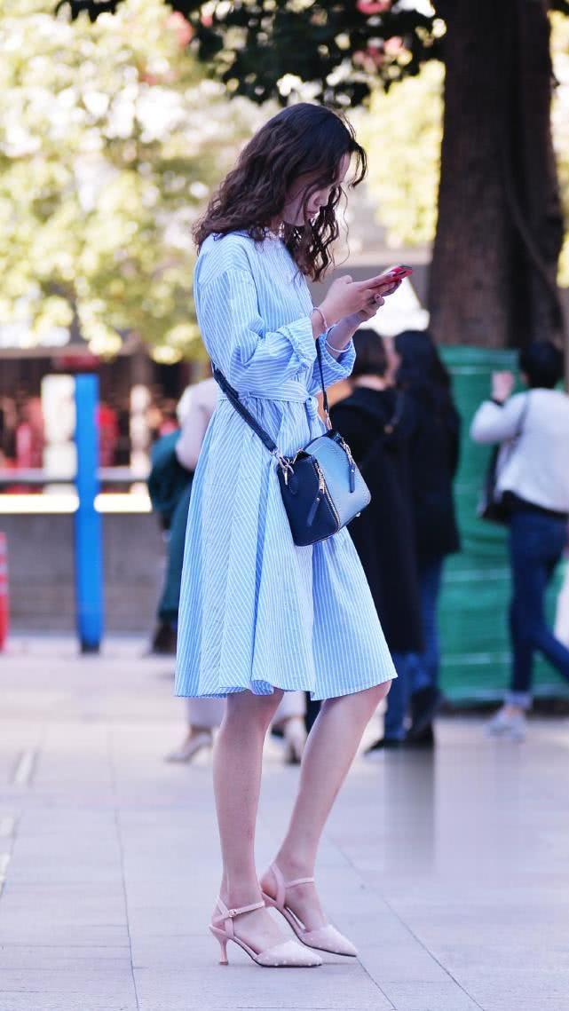 路人街拍:气质女孩的蓝裙装搭配草莓鞋,雅致又浪漫,很美!