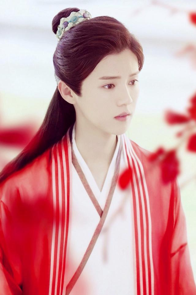 朱一龙的红衣造型令人惊艳,曾舜晞是"女装大佬"没错了