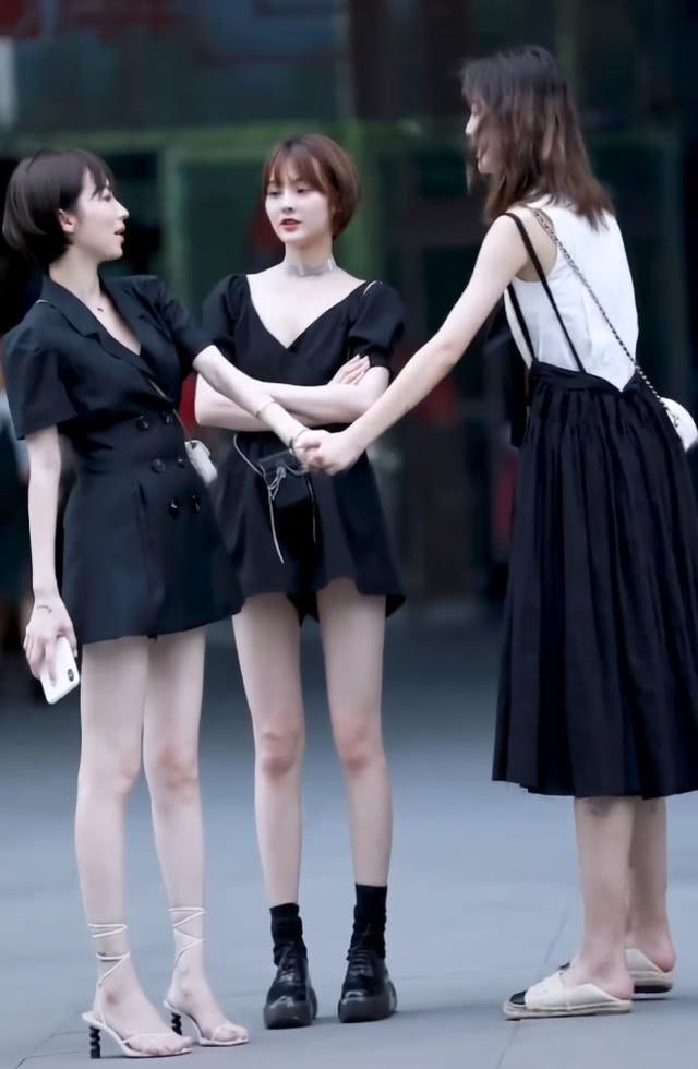 三人行比腿长,高跟鞋砖头鞋都不敌她2cm无跟鞋,踩就对了