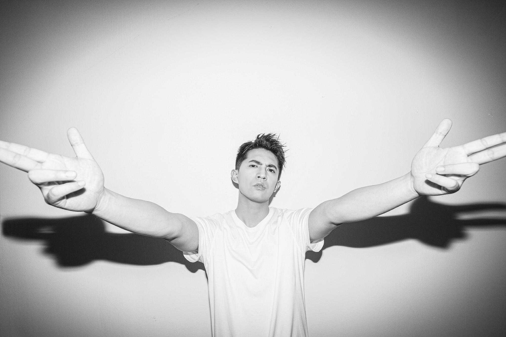 段博文最新时尚写真曝光 黑白影像展现无限可能