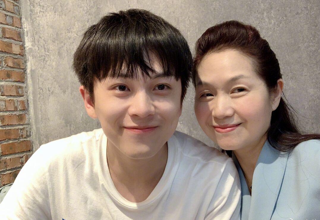 武艺恋情曝光,与女友穿情侣装现身,而女友却不是他喜欢的沈月?