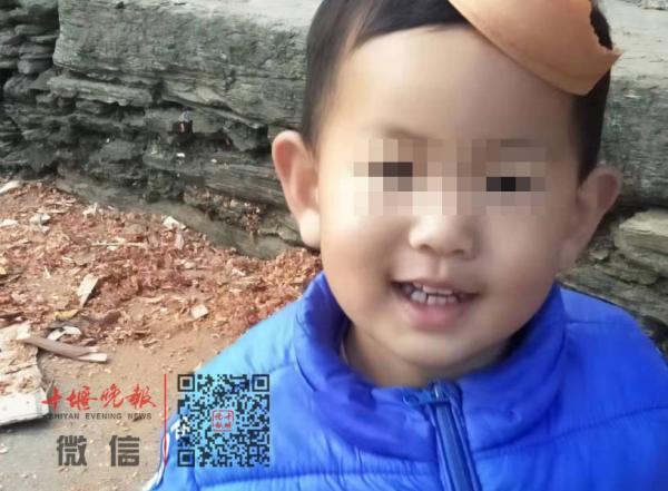 湖北十堰鄖西縣走失的2歲半男孩鄧睿。 十堰晚報(bào)微信公號(hào) 圖
