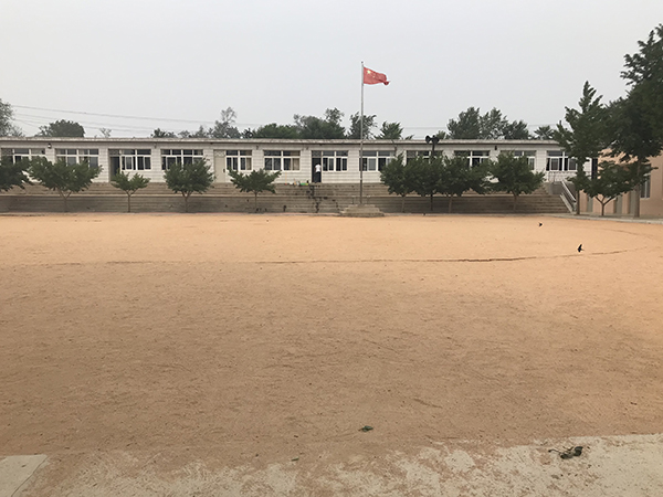绥中教育局网:辽宁绥中教育局回应校长涉强案:不归其直管 高台镇水口村小学操场。澎湃新闻记者 于亚妮 图