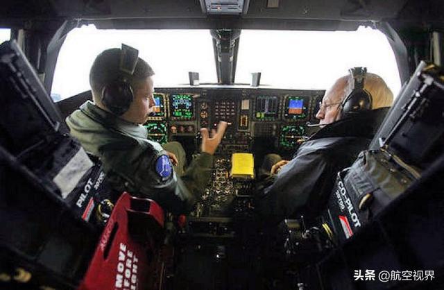 美b2隐身轰炸机驾驶舱曝光专家称落后太多:没有光传操控和全屏