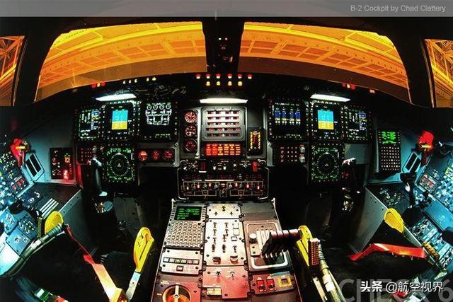 美b2隐身轰炸机驾驶舱曝光专家称落后太多:没有光传操控和全屏