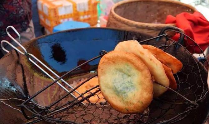 温州特色小吃"灯盏糕",浓香扑鼻,金黄诱人,令人食欲大开