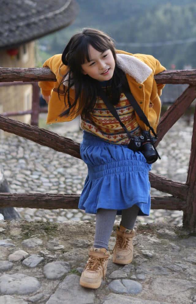 被上帝吻过脸长什么样刘楚恬9岁生活照曝光穿裙搭凉拖腿太长