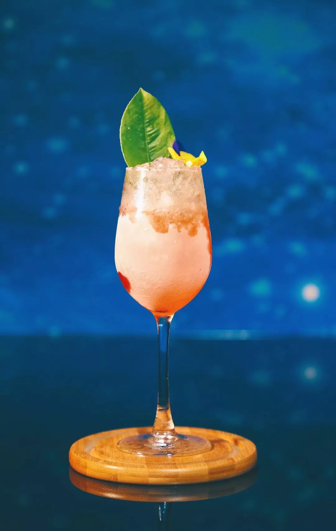 红绿撞色调,门口还有一个小银河系!瞬间穿越回80s ?|鸡尾酒_新浪新闻