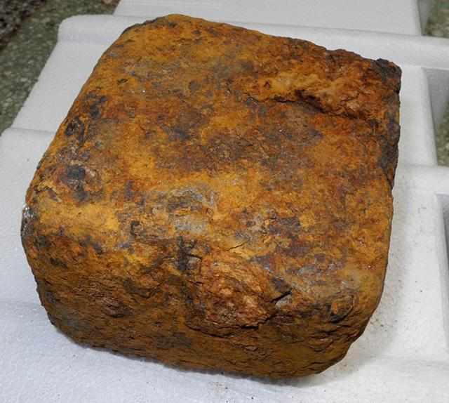 于是蒋大妈起身,用力踢踹那个绊脚的东西,却发现,这是一个大铁块.