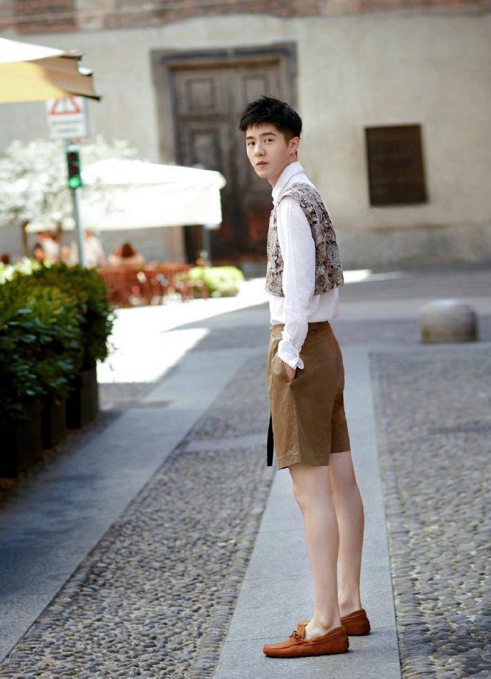 果然年纪小就好处多多,刘昊然这身材一看就是还处于发育之中,又高又瘦