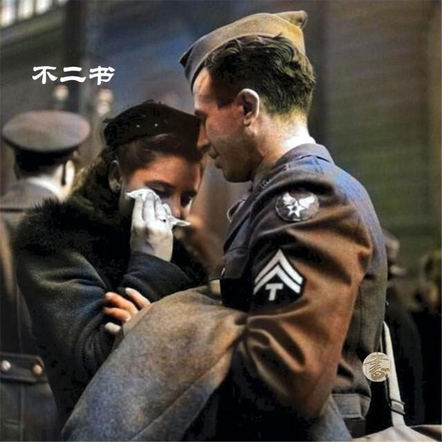 上色老照片:战争时期的爱情,看看这些二战情侣吻别现场