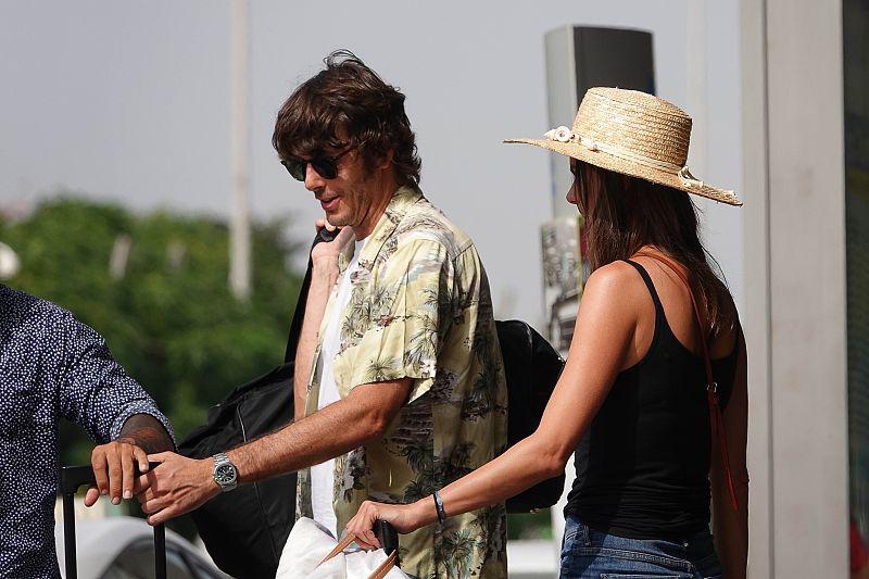 维秘超模安布罗休和男友机场kiss秀恩爱 手拿啤酒享休闲度假