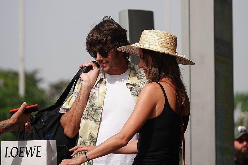 维秘超模安布罗休和男友机场kiss秀恩爱 手拿啤酒享休闲度假