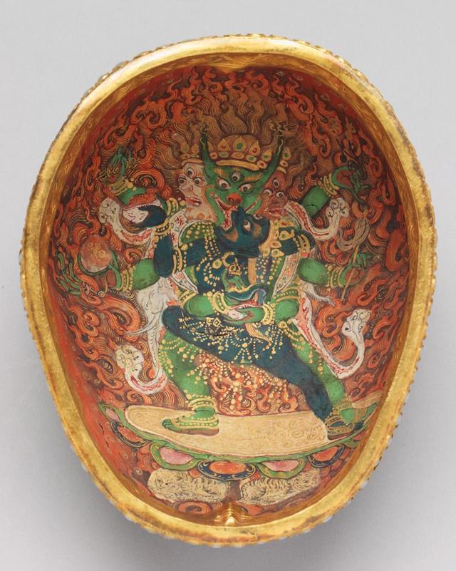 嘎布拉人骨制成的密宗法器神秘而令人敬畏