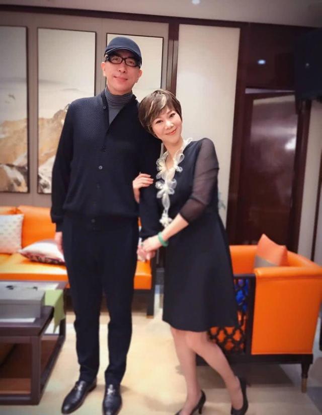 施之皓前妻曹燕华二婚丈夫很帅气57岁面色红润事业越来越好