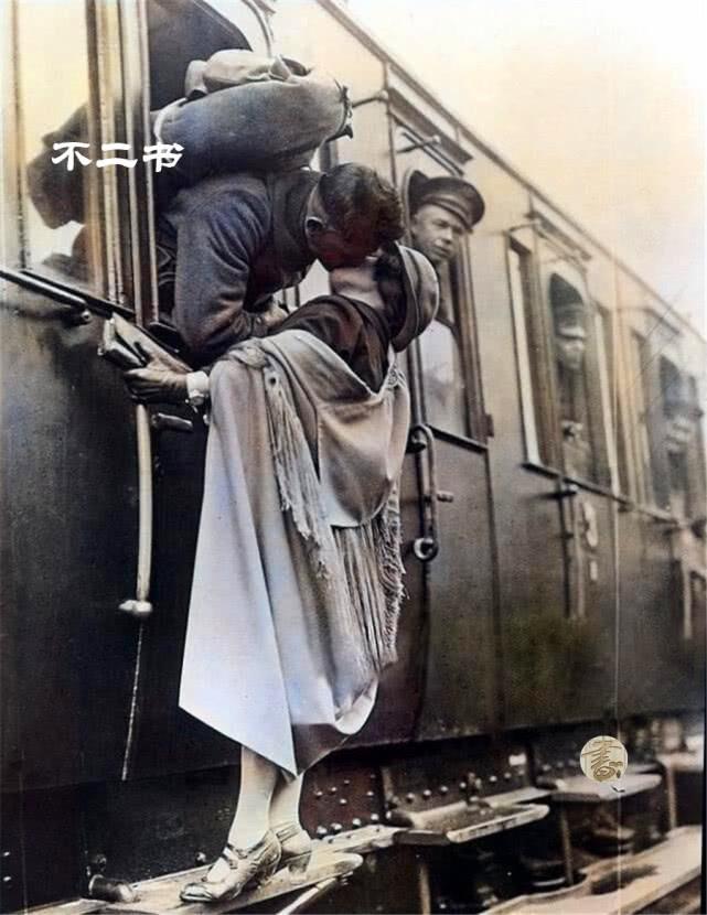 上色老照片:"战争时期的爱情",看看这些二战情侣吻别现场