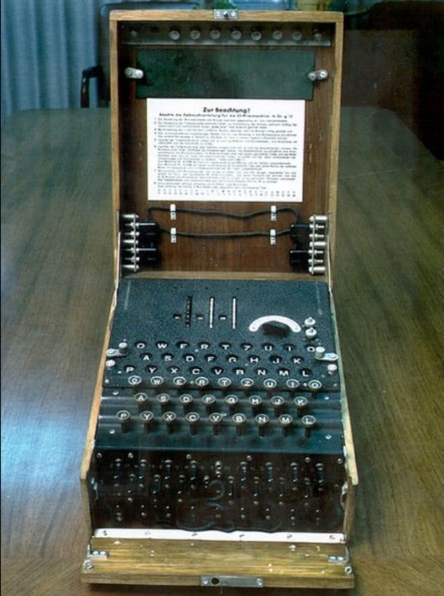 无线电报要不被人解读,就得在无线电发报时,按照密码本来发报