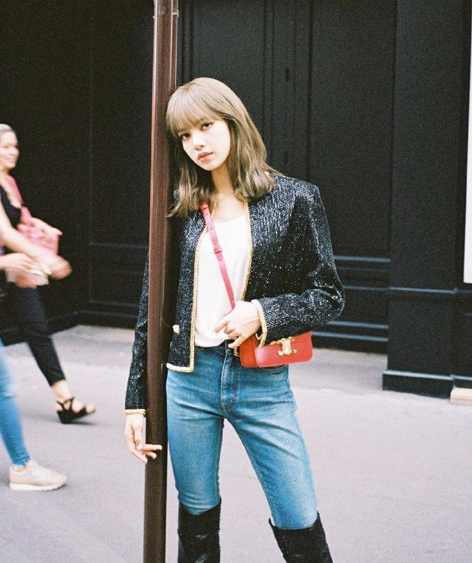 人间甜豆lisa巴黎写真22岁人美歌甜衣服靓金发造型堪比芭比