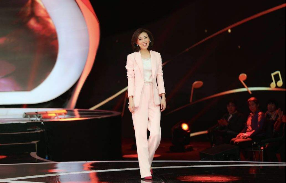 身价过"百亿",被总裁丈夫宠成少女,网友:当代女性的楷模|央视|吴志阳