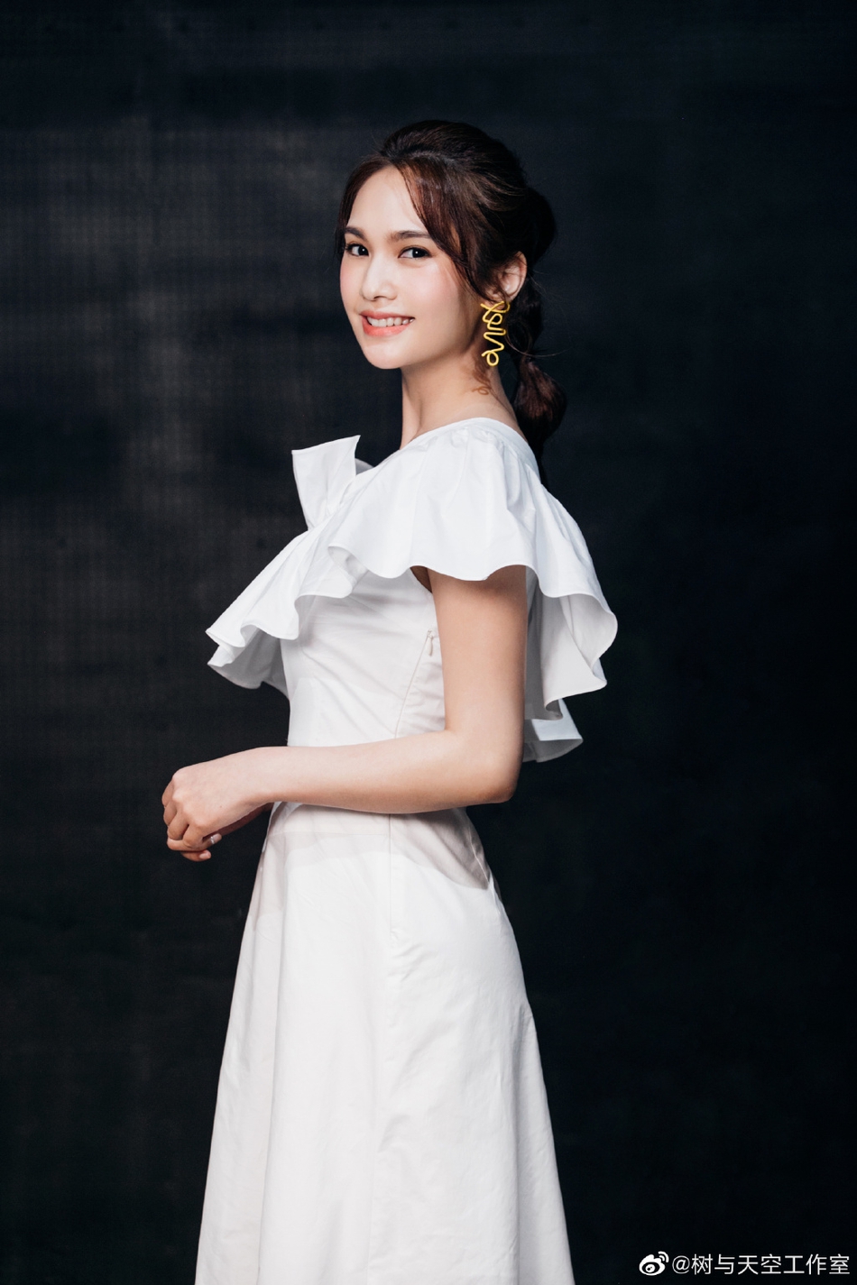 杨丞琳扎马尾晒微笑侧颜 白色荷叶边连衣裙仙气十足