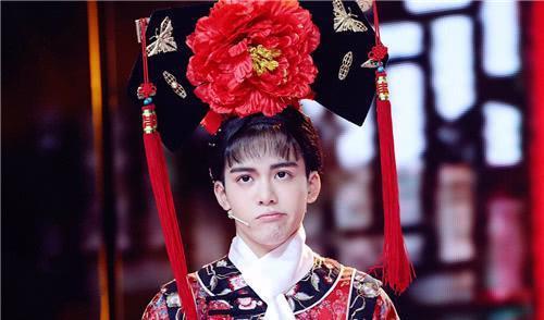 朱一龙的红衣造型令人惊艳,曾舜晞是"女装大佬"没错了