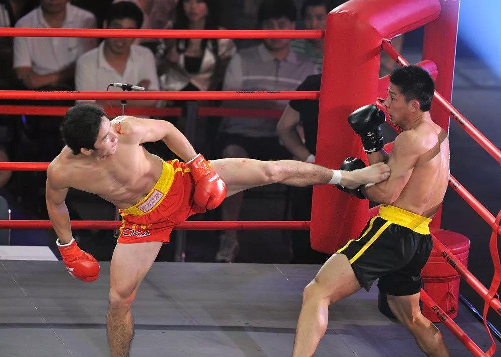 李小龙标志性侧踹在散打擂台上大杀四方