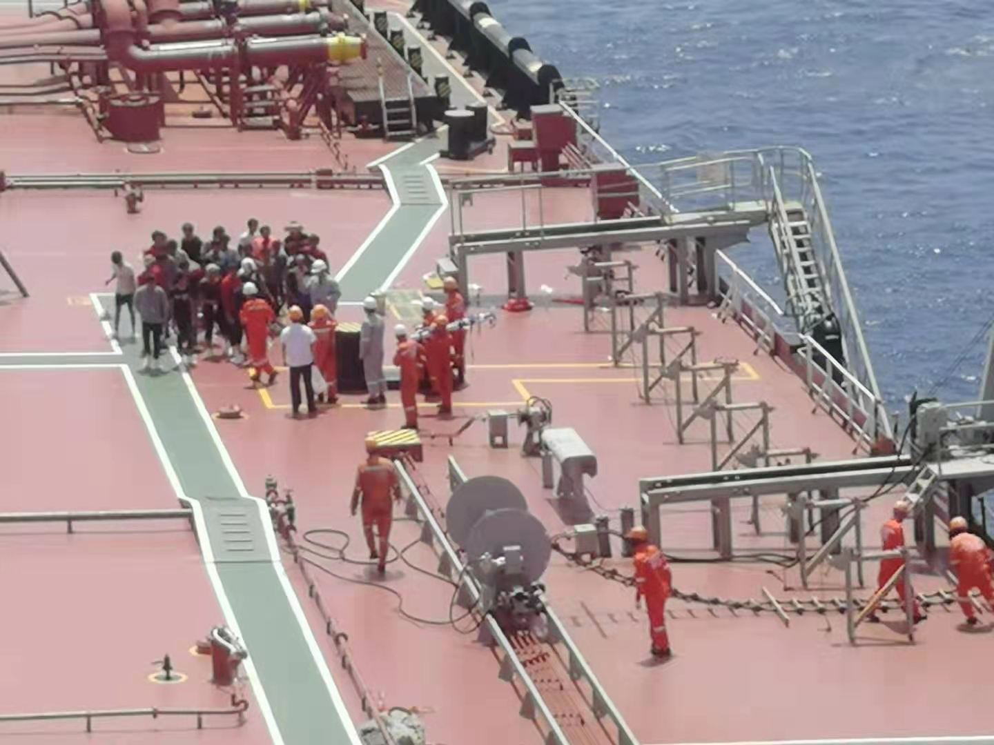 越南渔船:海南一渔船因风浪大沉没 船上32人被越南渔船救起 空中拍摄“远洋湖”号商船甲板上的情况。海南省应急管理厅供图