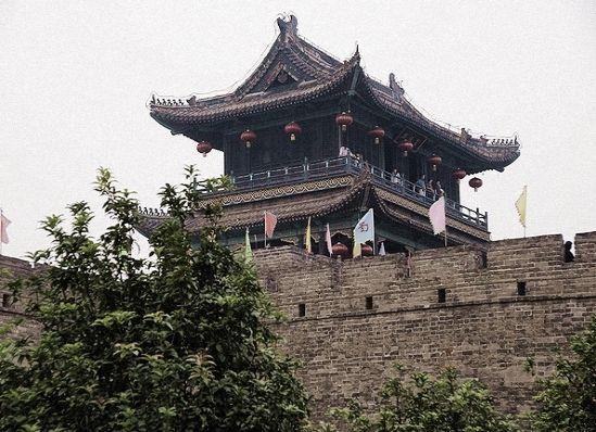 我们在新三国中经常会看到一座城池上挂着诸如益州,荆州等的城池,其实