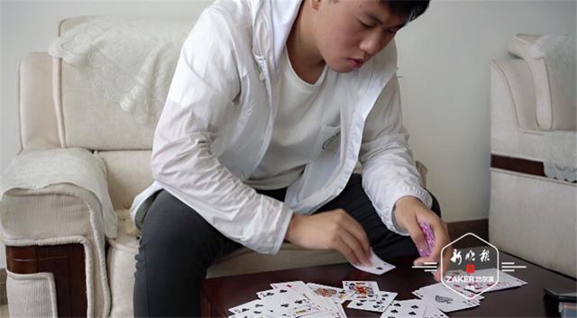 " 轻声说出要求并将牌拿到手后,张光迪把扑克牌快速地在手中正反过了