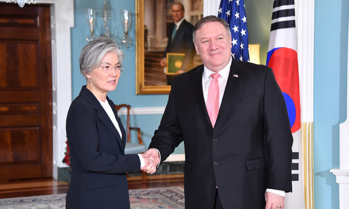 2018年12月，美国国务卿蓬佩奥会见韩国外长康京和  图源：美国驻韩大使馆网站