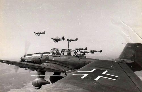 图片一图片故事:飞行中的德国容克ju87"斯图卡"俯冲轰炸机编队,容克