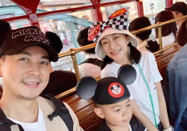 他曾与大7岁黄慧颐相恋,娶美女演员为妻,如今44岁又帅又幸福