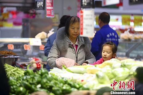资料图：山西太原一超市内，顾客正在选购蔬菜。中新社记者 张云 摄