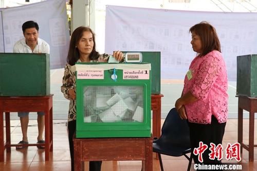 资料图：泰国大选投票日，泰国选民踊跃投票。中新社记者 王国安 摄