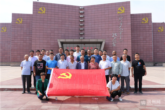 沾化区利国乡40余名农村党员赴广饶刘集支部旧址开展主题党日活动