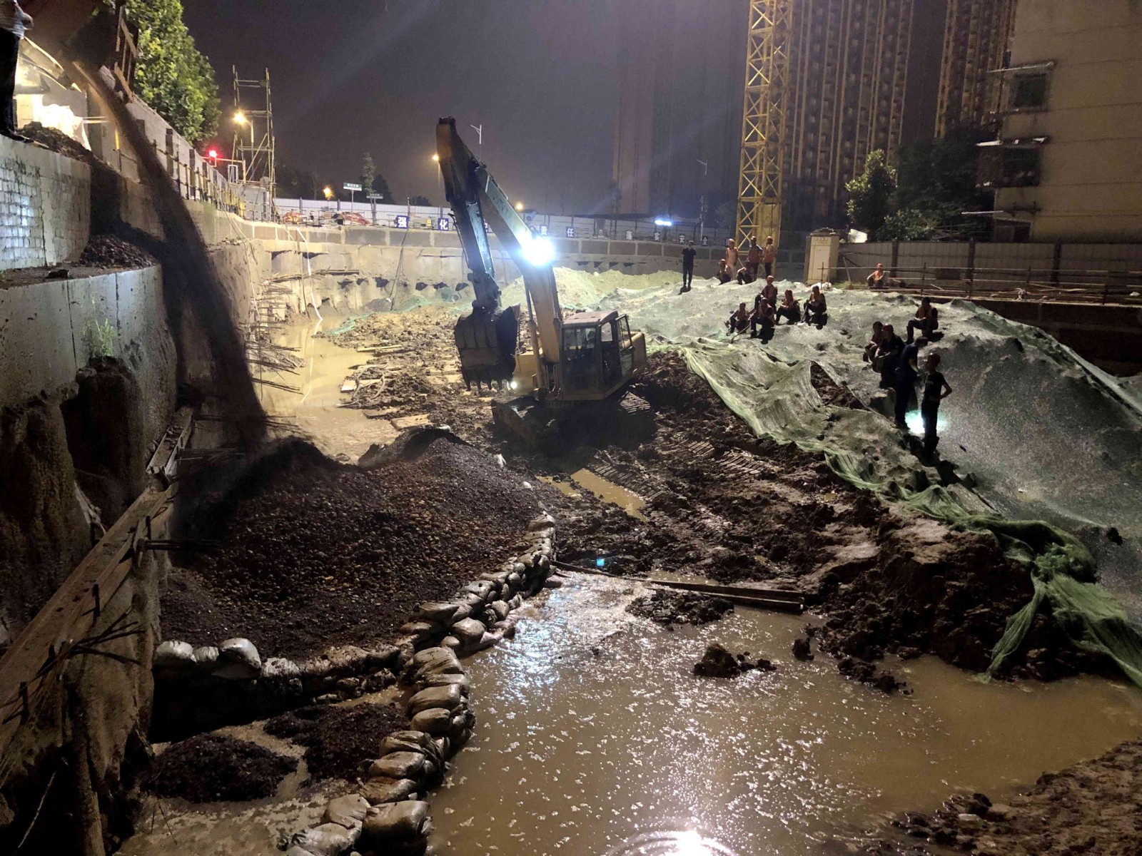 党员干部和志愿者通宵奋战堵管涌,险情已得到控制